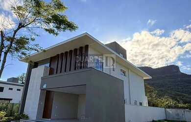 Imagem: A casa possui 4 Dormitórios, 5 Banheiros, 2 Vagas na garagem