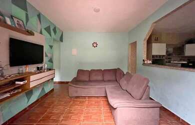 Imagem: A casa possui 2 Dormitórios, 1 Banheiro, 2 Vagas na garagem