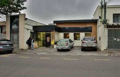 Imagem: O depósito possui 4 Vagas na garagem e 560m² de Área e está