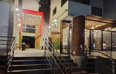 Imagem 9: Predio com conceito diferenciado, integrado à um prédio residencial...