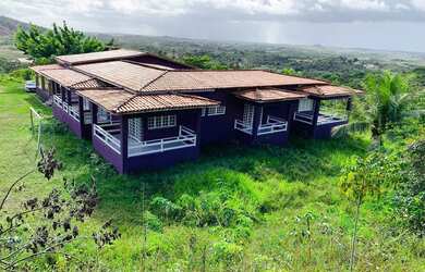 Imagem: A casa possui 5 Dormitórios, Acomodam 30 pessoas, 5 Vagas na