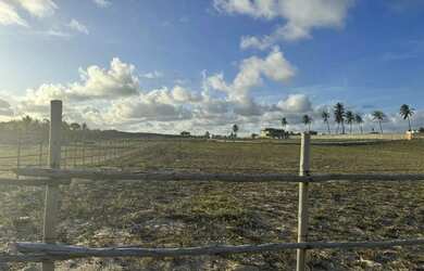 Imagem: O terreno possui 6400m² de Área e está localizado em Conde