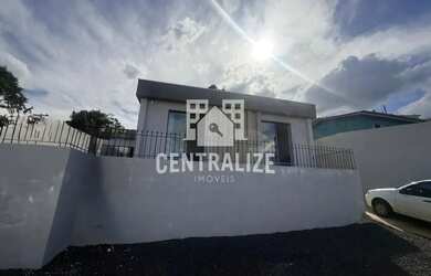 Imagem: A casa possui 3 Dormitórios, 1 Banheiro, 2 Vagas na garagem