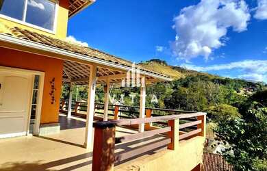 Imagem: A casa possui 3 Dormitórios, 2 Banheiros, 2 Vagas na garagem