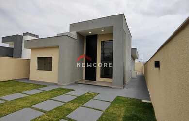 Imagem: A casa possui 3 Dormitórios, 3 Banheiros, 4 Vagas na garagem