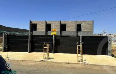 Imagem: A casa possui 2 Dormitórios, 3 Banheiros, 2 Vagas na garagem