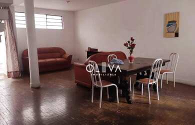 Imagem: A casa possui 3 Dormitórios, 2 Banheiros, 1 Vaga na garagem