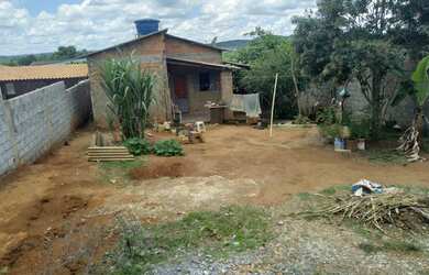 Imagem: A casa possui 2 Dormitórios, 1 Banheiro, 1 Vaga na garagem