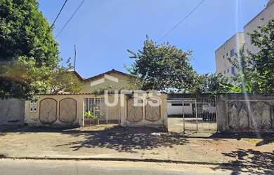 Imagem: A casa possui 4 Dormitórios, 4 Banheiros, 4 Vagas na garagem