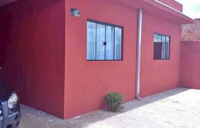 Imagem: A casa possui 2 Dormitórios, 1 Banheiro, 2 Vagas na garagem