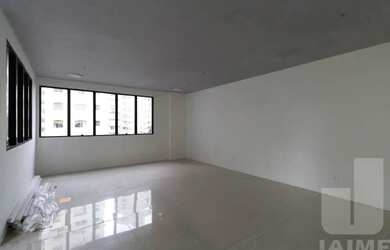 Imagem 8: Predio com conceito diferenciado, integrado à um prédio residencial...