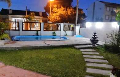 Imagem: A casa possui 3 Dormitórios, 3 Banheiros, 1 Vaga na garagem