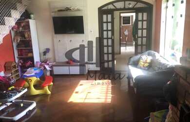 Imagem: A casa possui 3 Dormitórios, 1 Banheiro, 2 Vagas na garagem