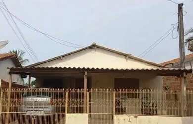 Imagem: A casa possui 2 Dormitórios, 1 Banheiro, 1 Vaga na garagem