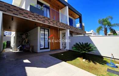 Imagem: A casa possui 3 Dormitórios, 3 Banheiros, 2 Vagas na garagem