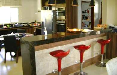 Imagem: A casa possui 2 Dormitórios, 2 Banheiros, 2 Vagas na garagem