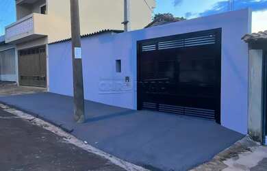 Imagem: A casa possui 2 Dormitórios, 1 Banheiro, 2 Vagas na garagem