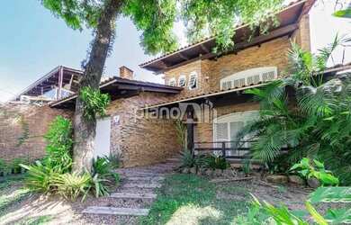 Imagem: A casa possui 4 Dormitórios, 1 Banheiro, 5 Vagas na garagem