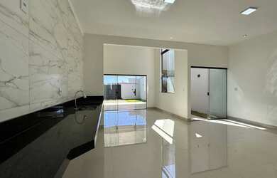 Imagem: A casa possui 3 Dormitórios, 2 Banheiros, 2 Vagas na garagem