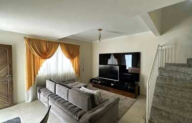 Imagem: A casa possui 4 Dormitórios, 4 Banheiros, 4 Vagas na garagem