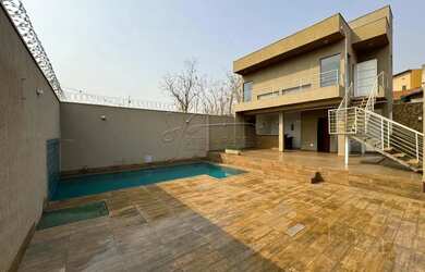 Imagem: A casa possui 3 Dormitórios, 3 Banheiros, 5 Vagas na garagem