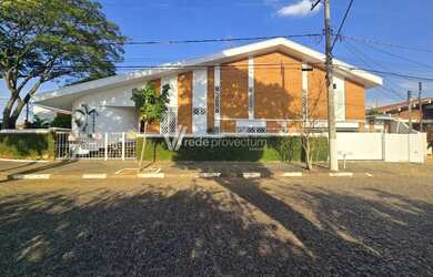 Imagem: A casa possui 3 Dormitórios, 4 Banheiros, 2 Vagas na garagem