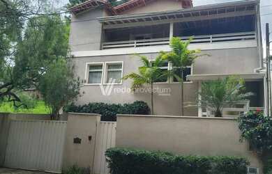 Imagem: A casa possui 4 Dormitórios, 5 Banheiros, 4 Vagas na garagem