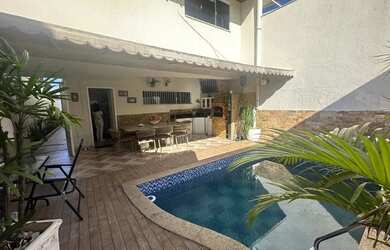 Imagem: A casa possui 5 Dormitórios, 5 Banheiros, 2 Vagas na garagem