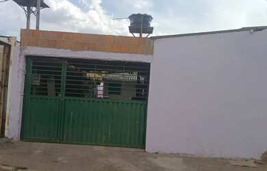 Imagem: A casa possui 2 Dormitórios, 1 Banheiro, 1 Vaga na garagem