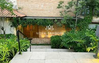 Imagem: A casa em condomínio possui 4 Dormitórios, 5 Banheiros, 5