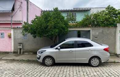 Imagem: A casa possui 2 Dormitórios, 2 Banheiros, 2 Vagas na garagem