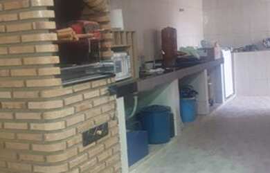 Imagem: A casa possui 4 Dormitórios, 2 Banheiros, 5 Vagas na garagem