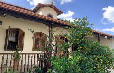 Imagem: A casa possui 5 Dormitórios, 3 Banheiros, 3 Vagas na garagem