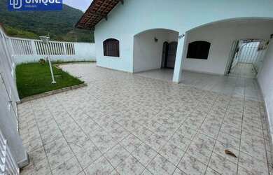 Imagem: A casa possui 3 Dormitórios, 2 Banheiros, 5 Vagas na garagem