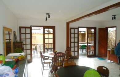 Imagem: A casa possui 3 Dormitórios, 2 Banheiros, 3 Vagas na garagem