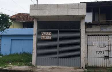 Imagem: A casa possui 3 Dormitórios, 1 Banheiro, 1 Vaga na garagem