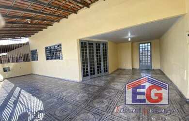 Imagem: A casa e possui 2 Dormitórios, Suítes, 4 Banheiros, 3 Vagas