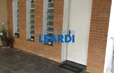 Imagem: A casa possui 3 Dormitórios, 1 Banheiro, 2 Vagas na garagem