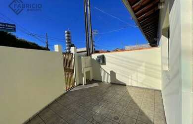 Imagem: A casa possui 3 Dormitórios, 1 Banheiro, 3 Vagas na garagem