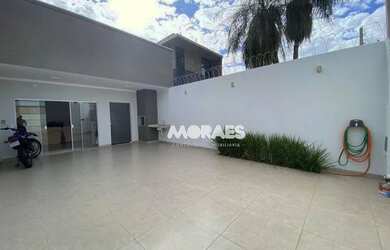 Imagem: A casa possui 3 Dormitórios, 2 Banheiros, 4 Vagas na garagem