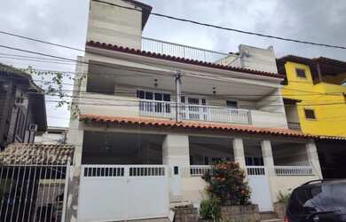 Imagem: A casa possui 4 Dormitórios, 5 Banheiros, 1 Vaga na garagem