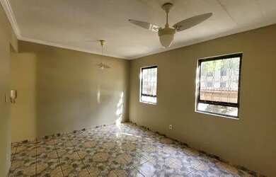 Imagem: O apartamento possui 3 Dormitórios, 1 Banheiro, 1 Vaga na garagem