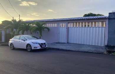 Imagem: A casa possui 3 Dormitórios, 4 Banheiros, 3 Vagas na garagem