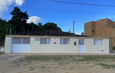 Imagem: A casa possui 3 Dormitórios, 2 Banheiros, 5 Vagas na garagem