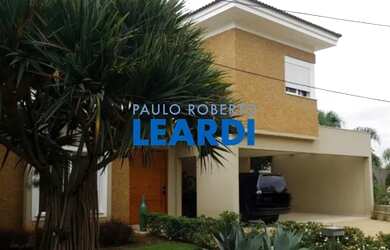 Imagem: A casa em condomínio possui 4 Dormitórios, 5 Banheiros, 4