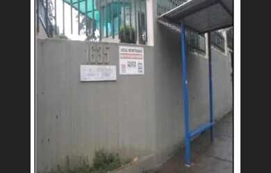 Imagem: A casa possui 2 Dormitórios, 1 Banheiro, 2 Vagas na garagem