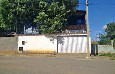 Imagem: A casa possui 3 Dormitórios, 1 Banheiro e 2 Vagas na garagem