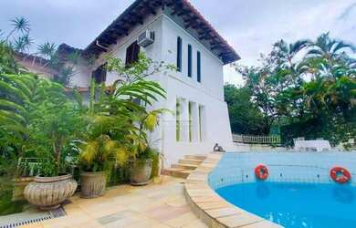 Imagem: A casa possui 4 Dormitórios, 4 Banheiros, 4 Vagas na garagem