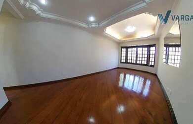 Imagem: A casa possui 4 Dormitórios, 5 Banheiros, 5 Vagas na garagem