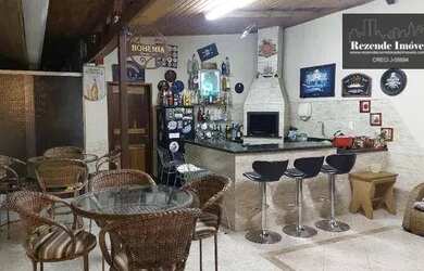 Imagem: A casa possui 2 Dormitórios, 3 Banheiros, 4 Vagas na garagem